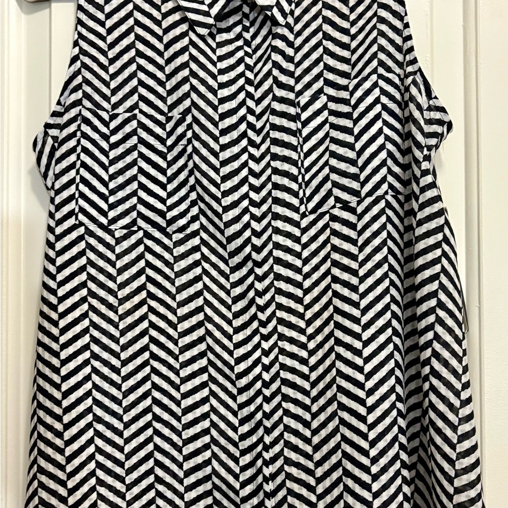 Black and White Sleeveless Chevron Top - Picture 2 of 7